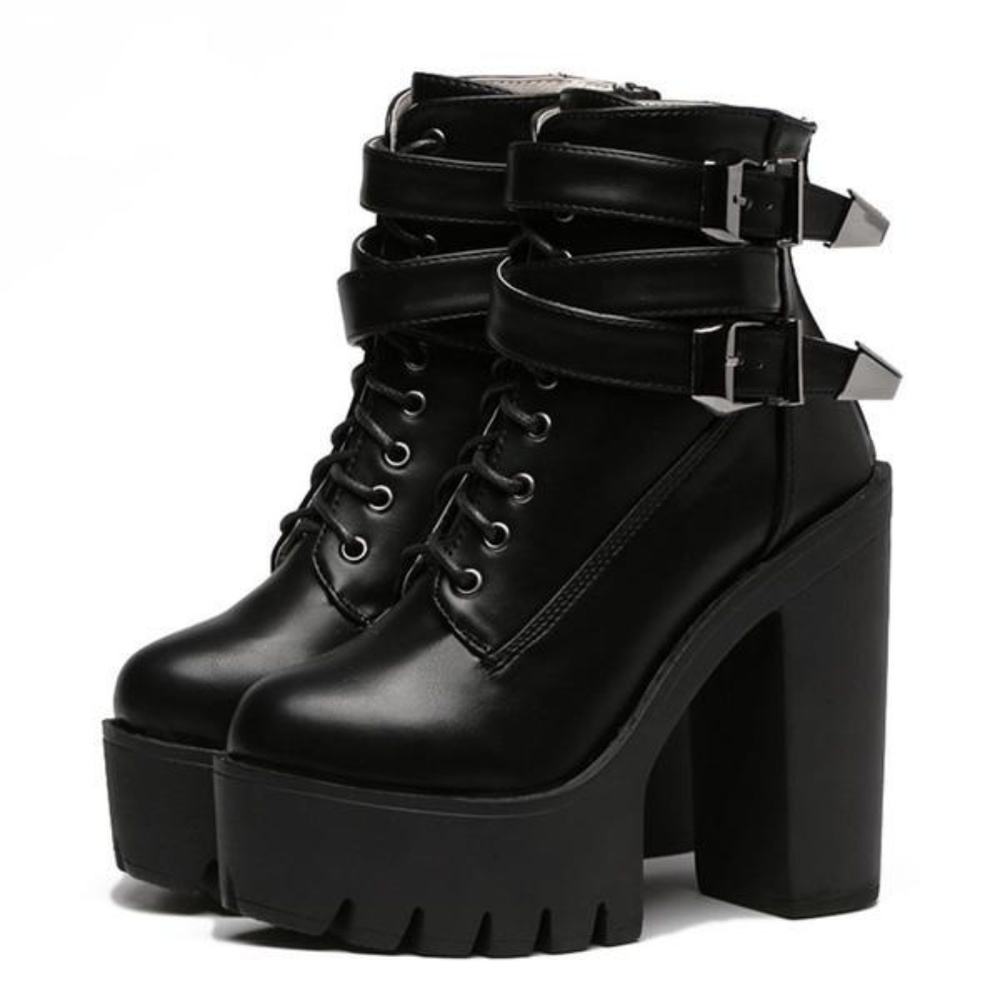 Chunky heel black lace up combat boot sz 8 / 8.5